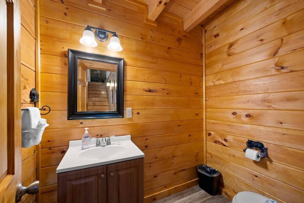 2-Bedroom Cabin With 2 Master Suites, Loft, Half-Bath And Hot Tub In A Serene Resort Setting Sevierville Exterior photo
